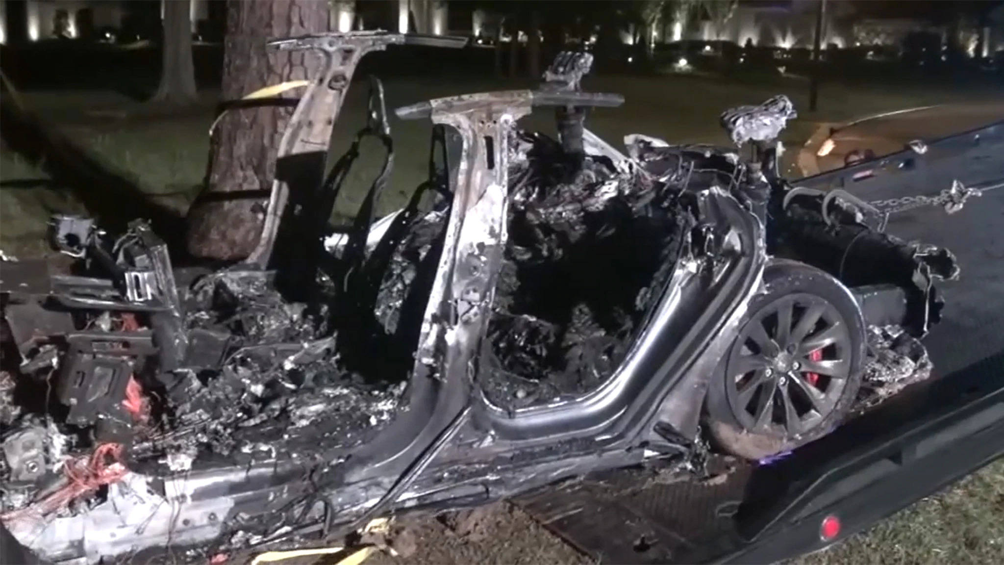 بعد حادث أودى بحياة شخصين، Tesla تنكر أن برمجياتها للقيادة الذاتية مسؤولة عن الحادث